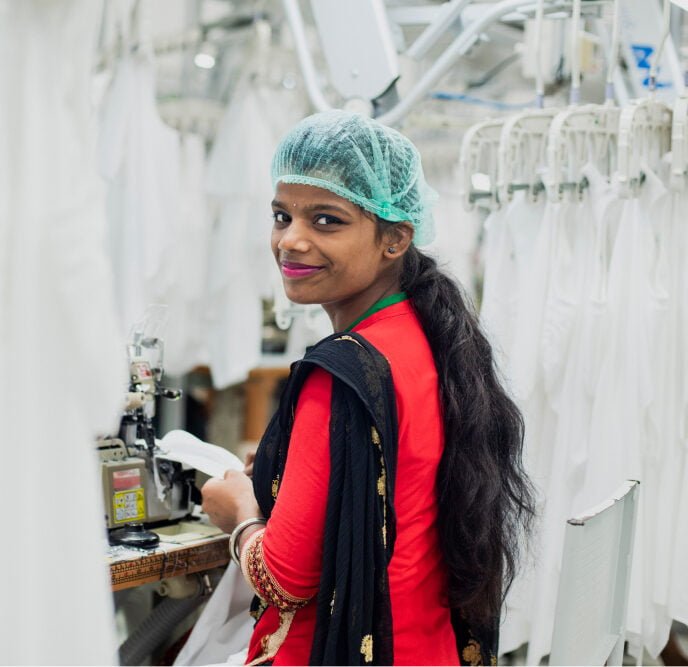 Mujer jovenen fábrica de textiles