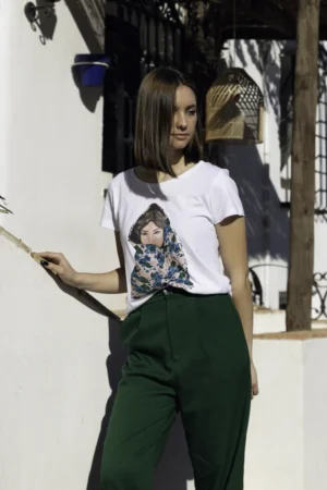 Mujer posando con la camiseta Girasoles
