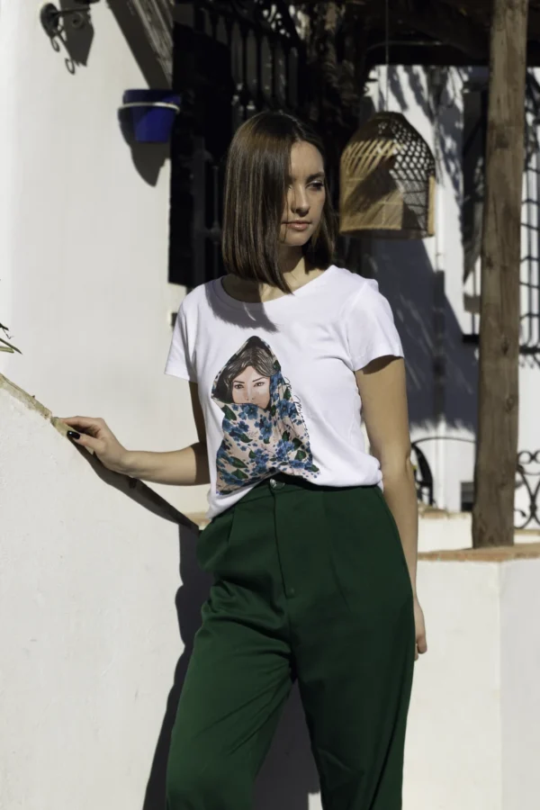 Mujer posando con la camiseta Girasoles