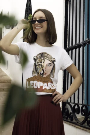 Mujer posando con la camiseta Leopard