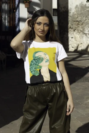 Mujer posando con la camiseta Camaleón