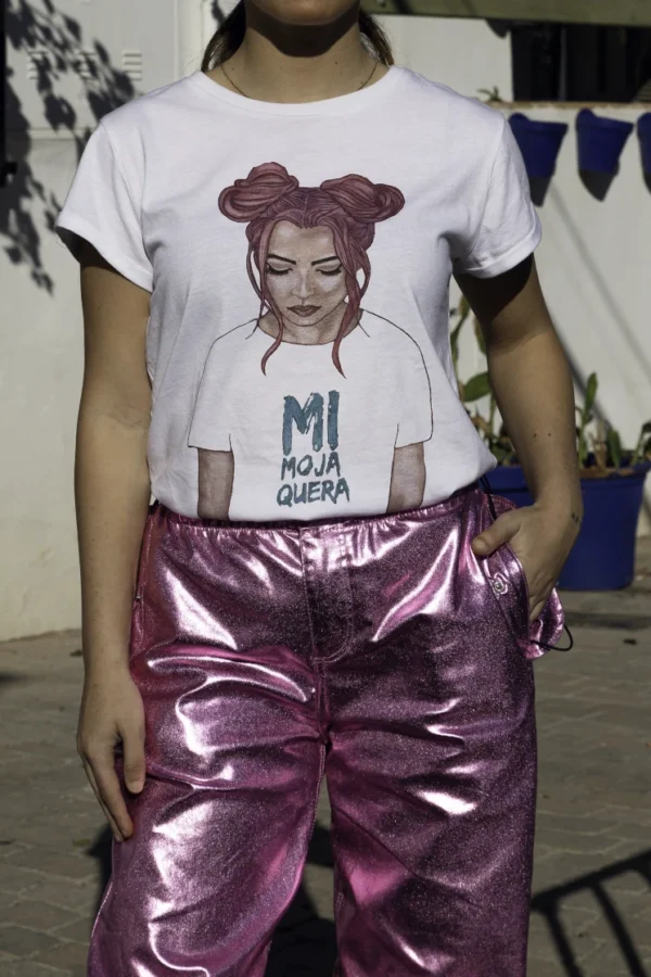 Mujer posando con la camiseta Mi Mojaquera