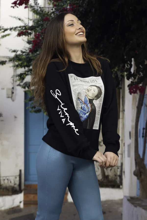 Mujer posando con la sudadera Mariposa