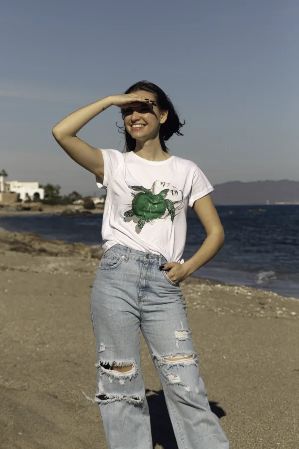 Mujer posando con la camiseta Tortuga