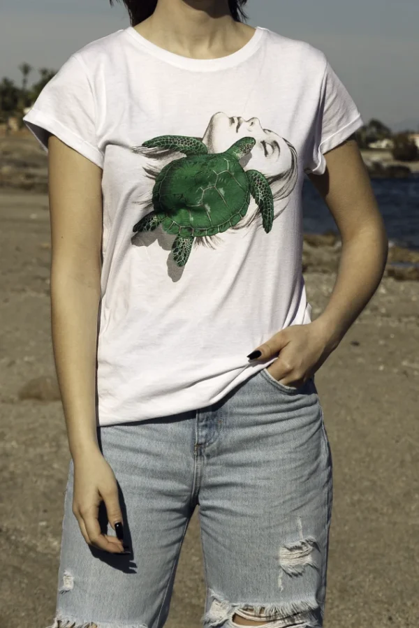 Mujer posando con la camiseta Tortuga