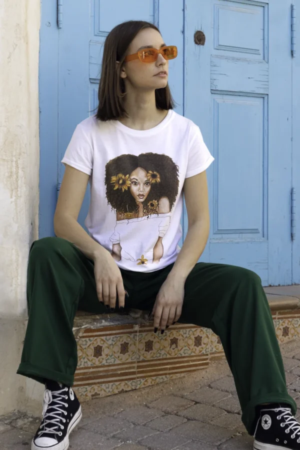 Mujer posando con la camiseta Girasoles