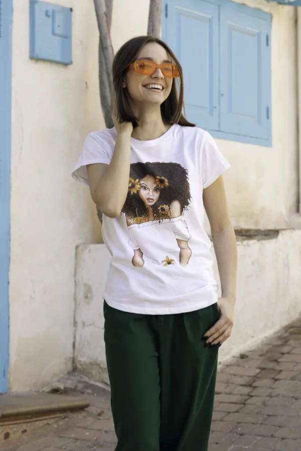 Mujer posando con la camiseta Girasoles