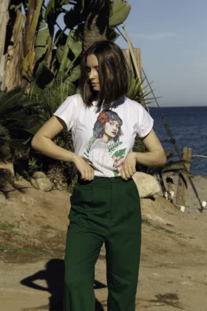 Mujer posando con la camiseta Flor