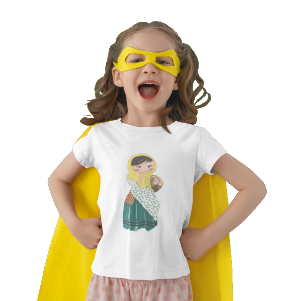 Niña con pose de heroína con un antifaz y una capa llevando una camiseta de Siempre Viva