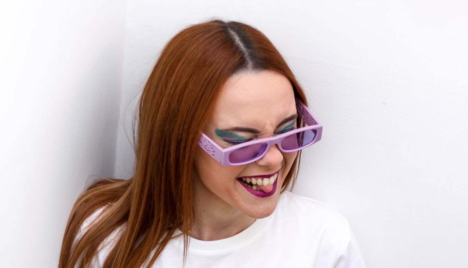 Chica riéndose mientras lleva una camiseta de la marca Siempre Viva